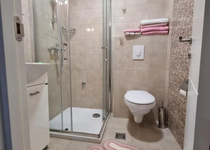 公寓 Bulevar Ns - Stan U Blizini Zeleznike Stanice I Sajma